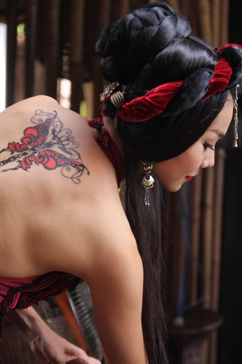 "Ch&acirc;n d&agrave;i" Thanh Hằng bị dị ứng khi xăm h&igrave;nh bướm 2