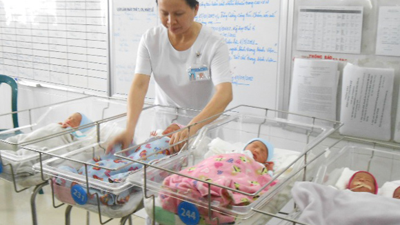 Gặp đ&ocirc;i vợ chồng g&acirc;y x&ocirc;n xao v&igrave; ca sinh 5 3