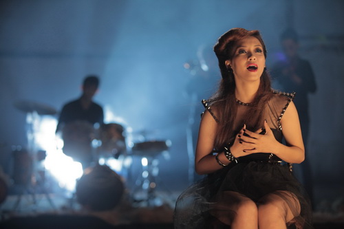 Đinh Hương nh&igrave;n xa rất giống... Chương Tử Di 4