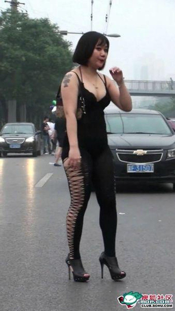 Cho&aacute;ng với những bộ trang phục ra phố của c&aacute;c người đẹp 15