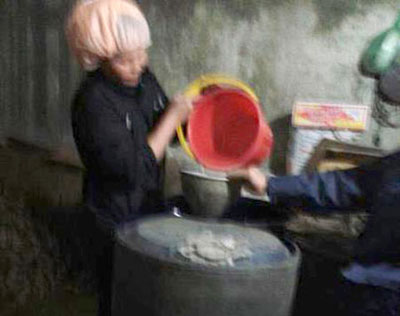 Thịt ng&acirc;m h&oacute;a chất, g&agrave; nh&aacute;i, kẹo, rượu giả&hellip; n&oacute;ng trong tuần 4