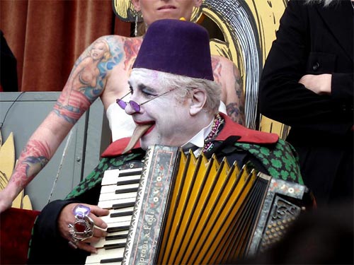 Đ&aacute;m cưới lạ l&ugrave;ng của cặp đ&ocirc;i t&iacute; hon 6