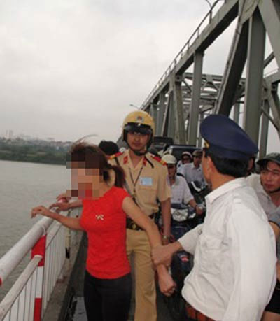 Cứu c&ocirc; g&aacute;i nhảy cầu Chương Dương trong gang tấc 1