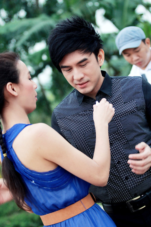 Đan Trường &ocirc;m ấp bạn g&aacute;i Việt kiều chốn đ&ocirc;ng người 4