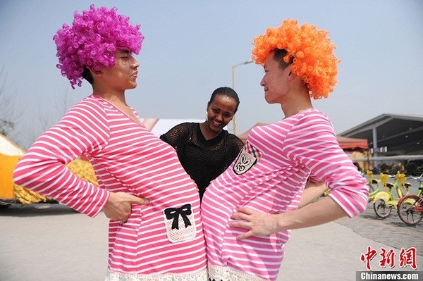 Đ&agrave;n &ocirc;ng giả b&agrave; bầu ch&agrave;o mừng 8/3 2