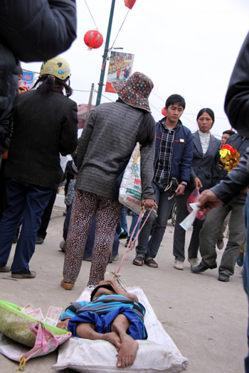 Sư giả, ăn xin &ldquo;bủa v&acirc;y&rdquo; Phủ Dầy 19