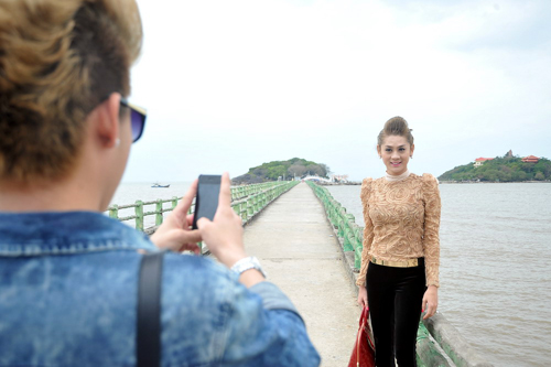 L&acirc;m Chi Khanh v&agrave; bạn trai t&igrave;nh tứ ở biển 7