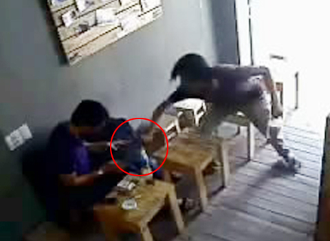 "T&ocirc;i sững sờ khi bị cướp iPad trong qu&aacute;n c&agrave; ph&ecirc;" 1