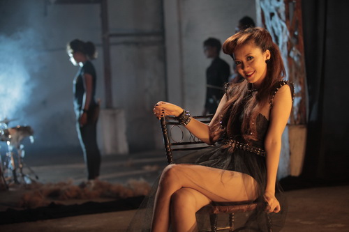 Đinh Hương nh&igrave;n xa rất giống... Chương Tử Di 5