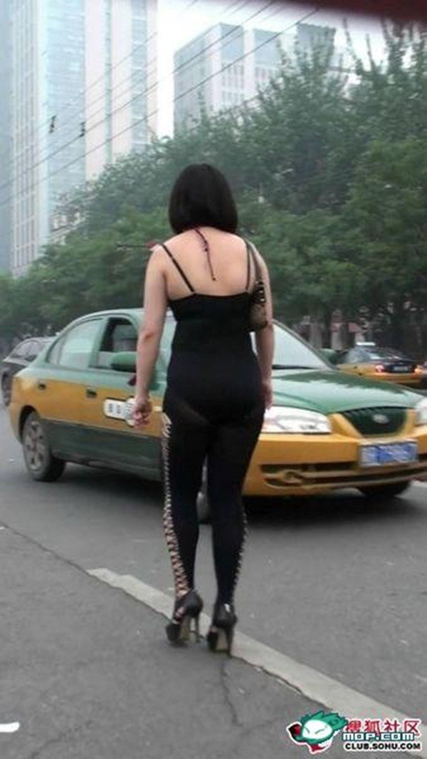 Cho&aacute;ng với những bộ trang phục ra phố của c&aacute;c người đẹp 13