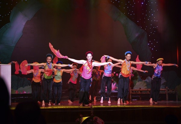 Hương Giang "v&aacute;c" bụng bầu đi xem Linh Nga m&uacute;a 12