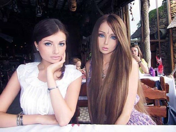 Gặp gia đ&igrave;nh b&uacute;p b&ecirc; sống Valeria Lukyanova 9
