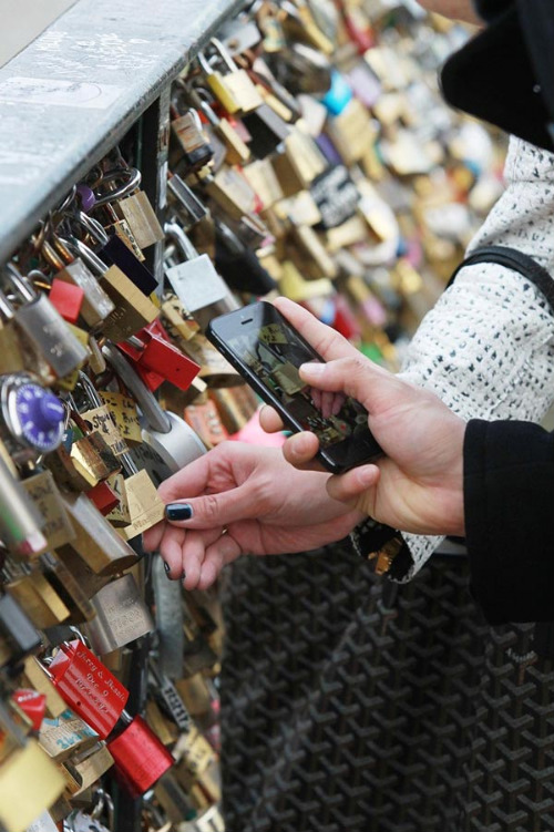 Độc đ&aacute;o c&acirc;y cầu ngh&igrave;n kh&oacute;a thơ mộng nhất Paris 13