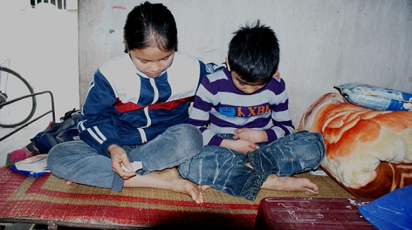 Sốc với c&aacute;c kiểu lột truồng để... dạy dỗ con 2