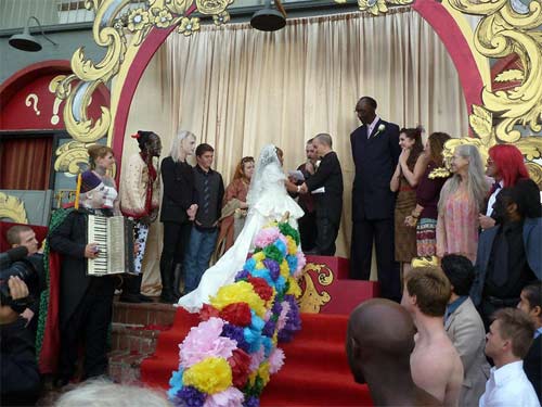 Đ&aacute;m cưới lạ l&ugrave;ng của cặp đ&ocirc;i t&iacute; hon 2