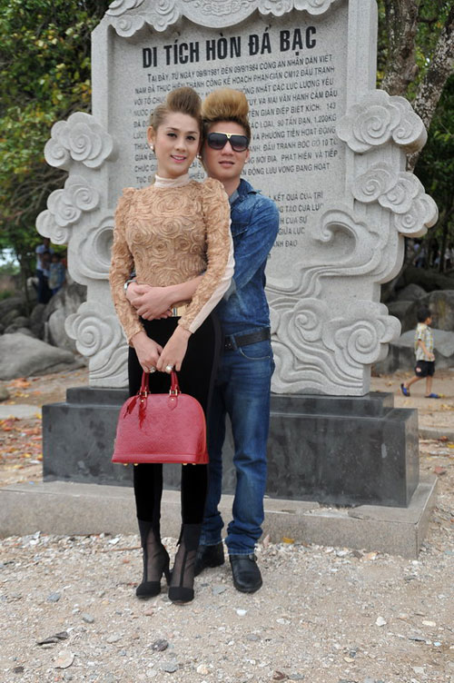 L&acirc;m Chi Khanh v&agrave; bạn trai t&igrave;nh tứ ở biển 6