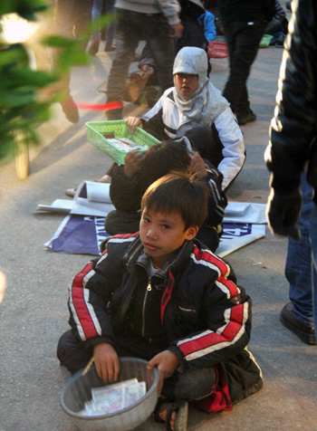 Sư giả, ăn xin &ldquo;bủa v&acirc;y&rdquo; Phủ Dầy 25