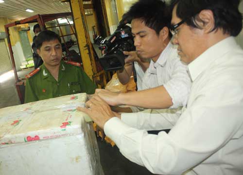 Thực phẩm hết hạn "tấn c&ocirc;ng" Tết 3