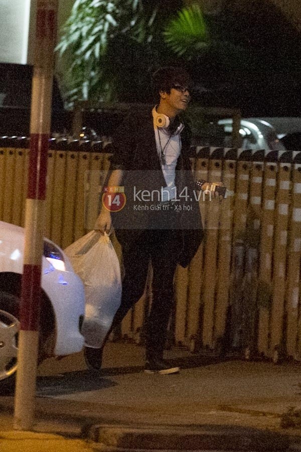 B&ugrave;i Anh Tuấn tận t&igrave;nh đưa Hương Tr&agrave;m về nh&agrave; 9