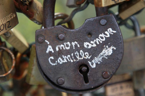 Độc đ&aacute;o c&acirc;y cầu ngh&igrave;n kh&oacute;a thơ mộng nhất Paris 7