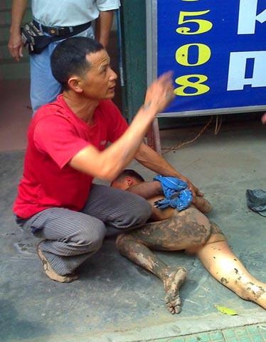 Sốc với c&aacute;c kiểu lột truồng để... dạy dỗ con 4