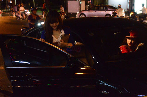 Angela Phương Trinh l&aacute;i xế hộp 2 tỷ mới tậu đi ăn kem 4