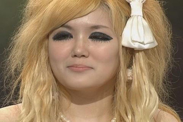 H&agrave;n Quốc: Trang điểm như đeo mặt nạ ra đường 4