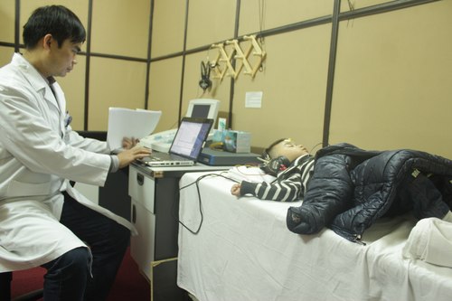 Con điếc bẩm sinh lại tưởng tự kỷ 1