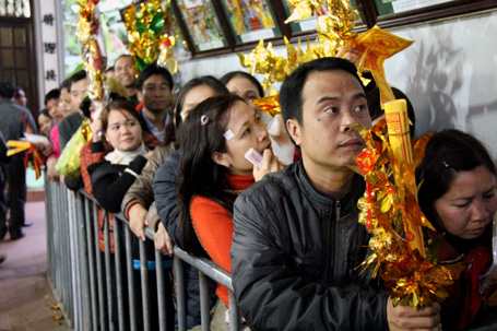 Sư giả, ăn xin &ldquo;bủa v&acirc;y&rdquo; Phủ Dầy 8