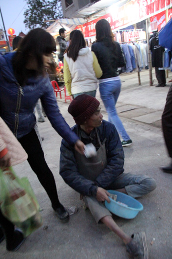 Sư giả, ăn xin &ldquo;bủa v&acirc;y&rdquo; Phủ Dầy 24