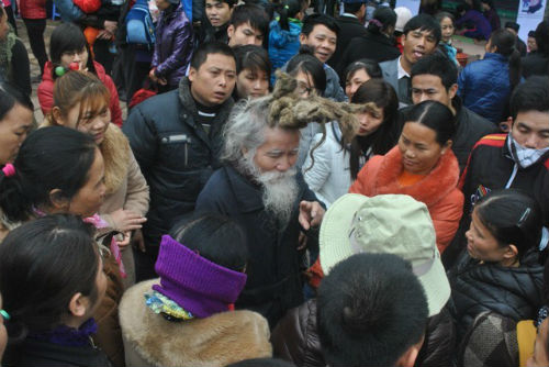 "&Ocirc;ng ti&ecirc;n" t&oacute;c b&uacute;i h&igrave;nh rồng xuất hiện ở hội Lim 7