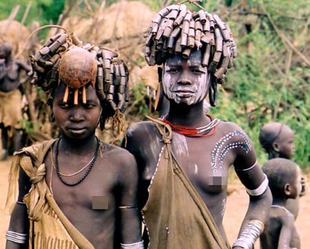 Kỳ lạ tập tục h&ocirc;n nh&acirc;n 1 vợ 3 chồng 5