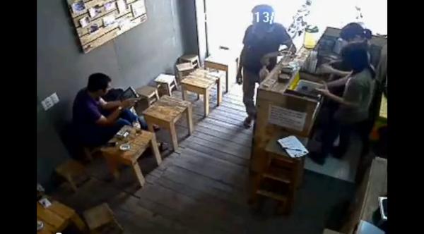Cư d&acirc;n mạng shock v&igrave; clip cướp Ipad trong qu&aacute;n caf&eacute; ở S&agrave;i G&ograve;n 2