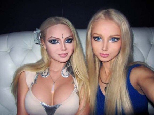 Gặp gia đ&igrave;nh b&uacute;p b&ecirc; sống Valeria Lukyanova 15