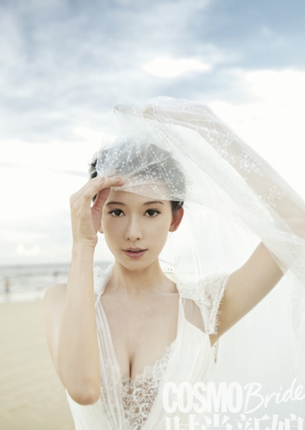 Si&ecirc;u mẫu L&acirc;m Ch&iacute; Linh h&agrave;nh động "kh&oacute; hiểu" tr&ecirc;n s&acirc;n khấu 10