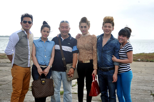 L&acirc;m Chi Khanh v&agrave; bạn trai t&igrave;nh tứ ở biển 9