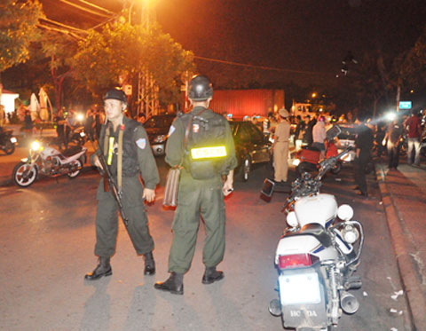 Cảnh s&aacute;t phong toả 2 vũ trường lớn nhất S&agrave;i G&ograve;n l&uacute;c rạng s&aacute;ng 1