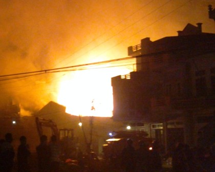 Ch&aacute;y lớn tại c&ocirc;ng ty sản xuất đồ gỗ, h&agrave;ng trăm người hoảng loạn 2