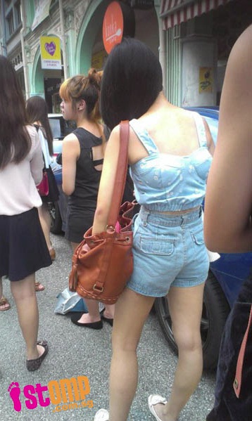 Cho&aacute;ng với những bộ trang phục ra phố của c&aacute;c người đẹp 7