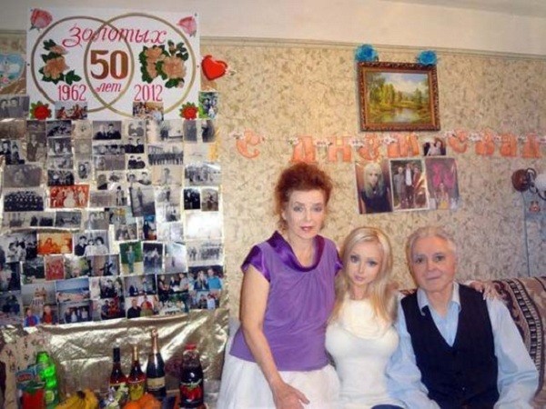 Gặp gia đ&igrave;nh b&uacute;p b&ecirc; sống Valeria Lukyanova 11