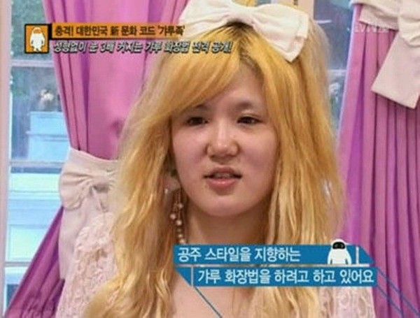 H&agrave;n Quốc: Trang điểm như đeo mặt nạ ra đường 1