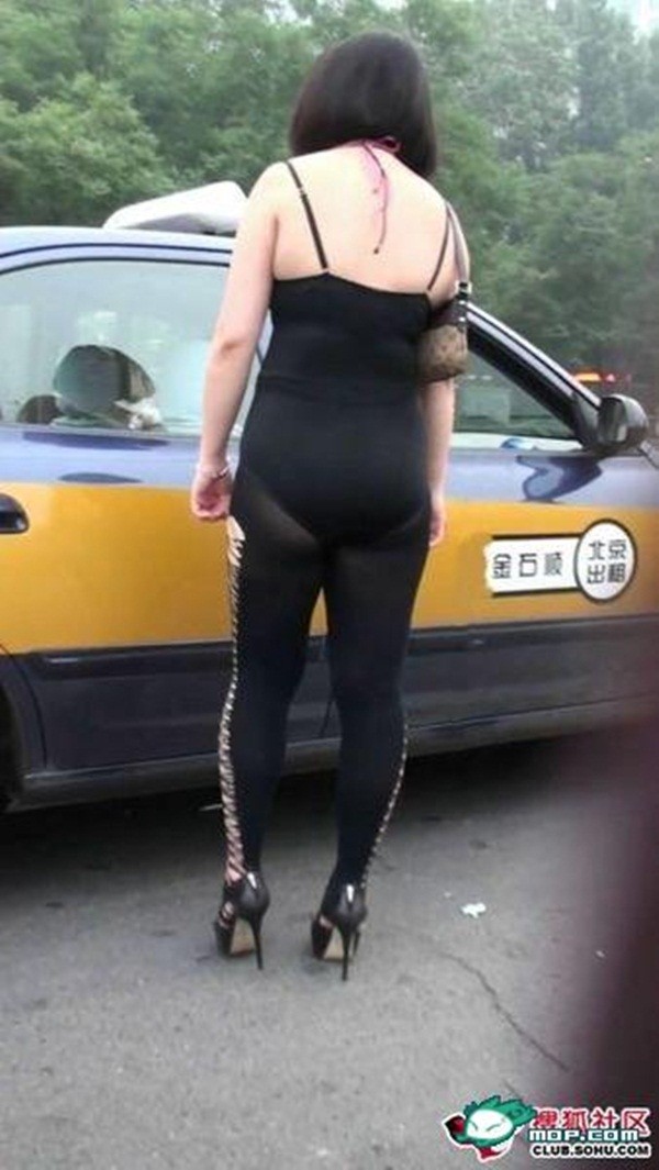 Cho&aacute;ng với những bộ trang phục ra phố của c&aacute;c người đẹp 11