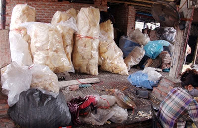 1 l&iacute;t &ocirc; xy gi&agrave; tẩy trắng 3 tạ b&igrave; lợn 4