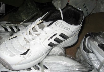 Bắt tr&ecirc;n 1.000 đ&ocirc;i giầy nghi l&agrave;m giả Adidas v&agrave; Nike nhập lậu 3