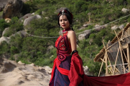 "Ch&acirc;n d&agrave;i" Thanh Hằng bị dị ứng khi xăm h&igrave;nh bướm 1