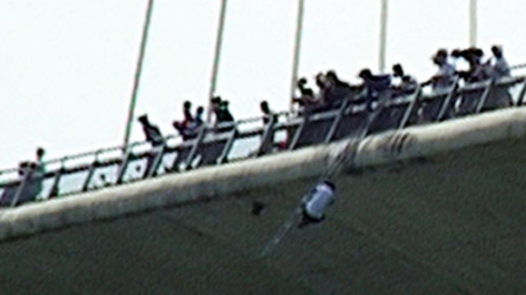 Đang đi chơi với người y&ecirc;u, bất ngờ nhảy cầu tự tử 1