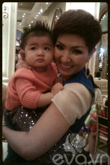 Hồng Nhung rạng rỡ khoe con trai 1 tuổi 4