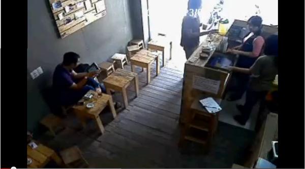 Cư d&acirc;n mạng shock v&igrave; clip cướp Ipad trong qu&aacute;n caf&eacute; ở S&agrave;i G&ograve;n 1