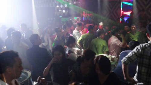 H&agrave;ng trăm cảnh s&aacute;t kiểm tra vũ trường Diamond 3