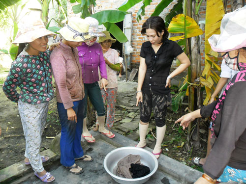 Lổn ngổn sinh vật lạ trong quần &aacute;o may sẵn 1